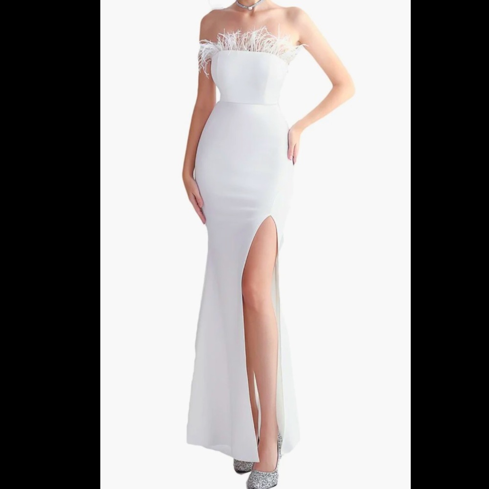 Kalinnu Off-The-Shoulder Maxi Dress in White